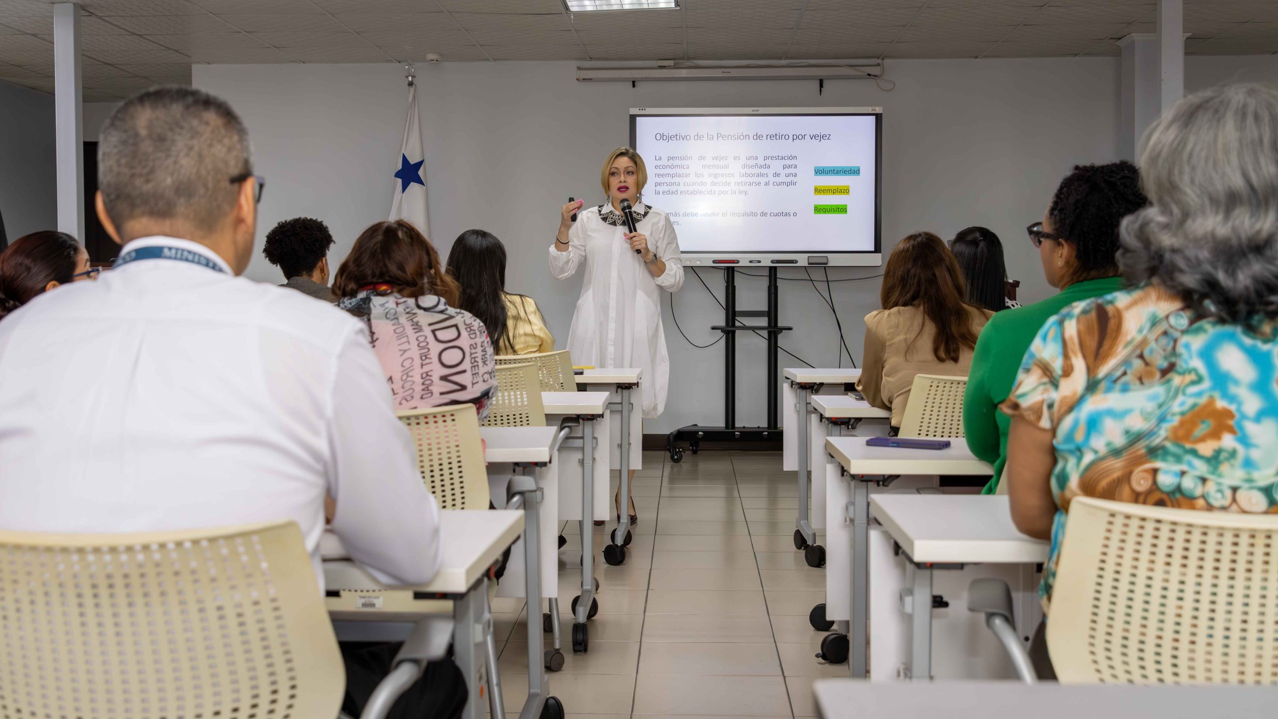 Funcionarios conocen los beneficios del nuevo sistema “Mi Retiro Seguro”