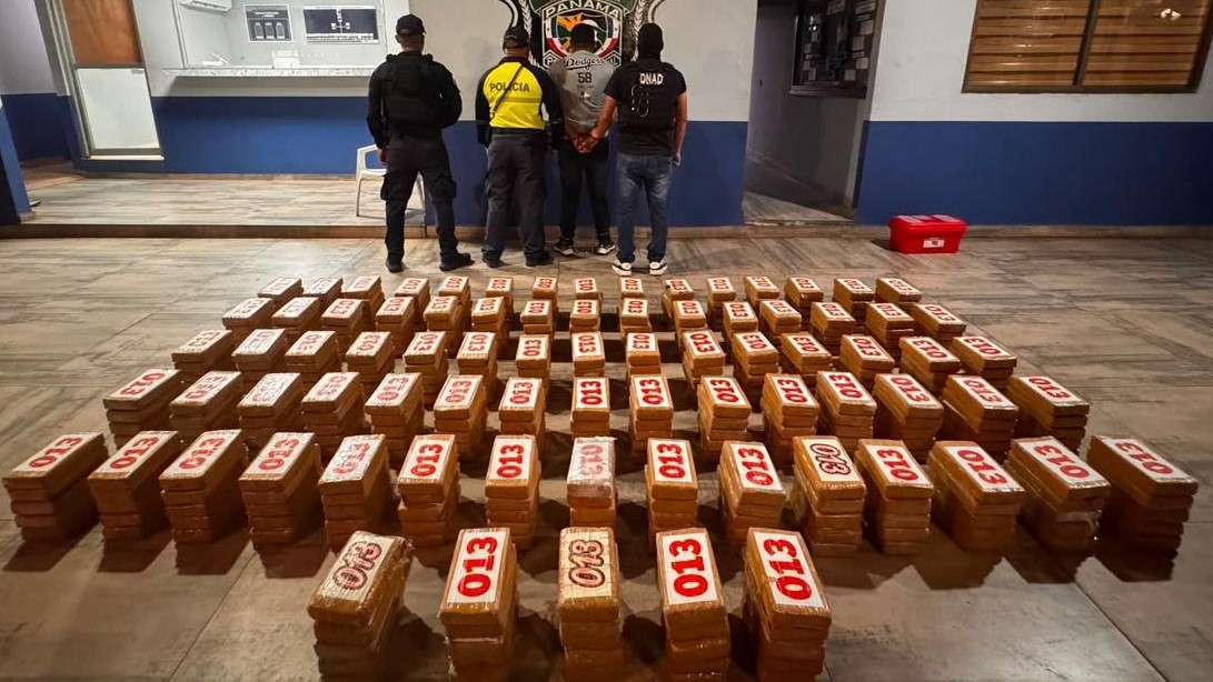 Fiscalía de Drogas aprehendió a un ciudadano e incautó 400 paquetes con presunta sustancia ilícita a bordo de un vehículo en Tocumen