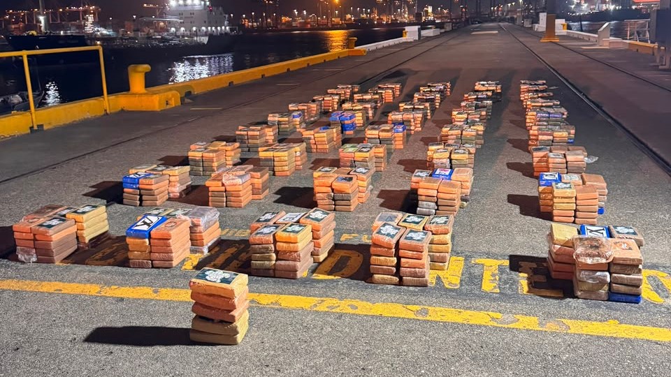 Incautan 1,130 paquetes con presunta sustancia ilícita en un puerto del Pacífico