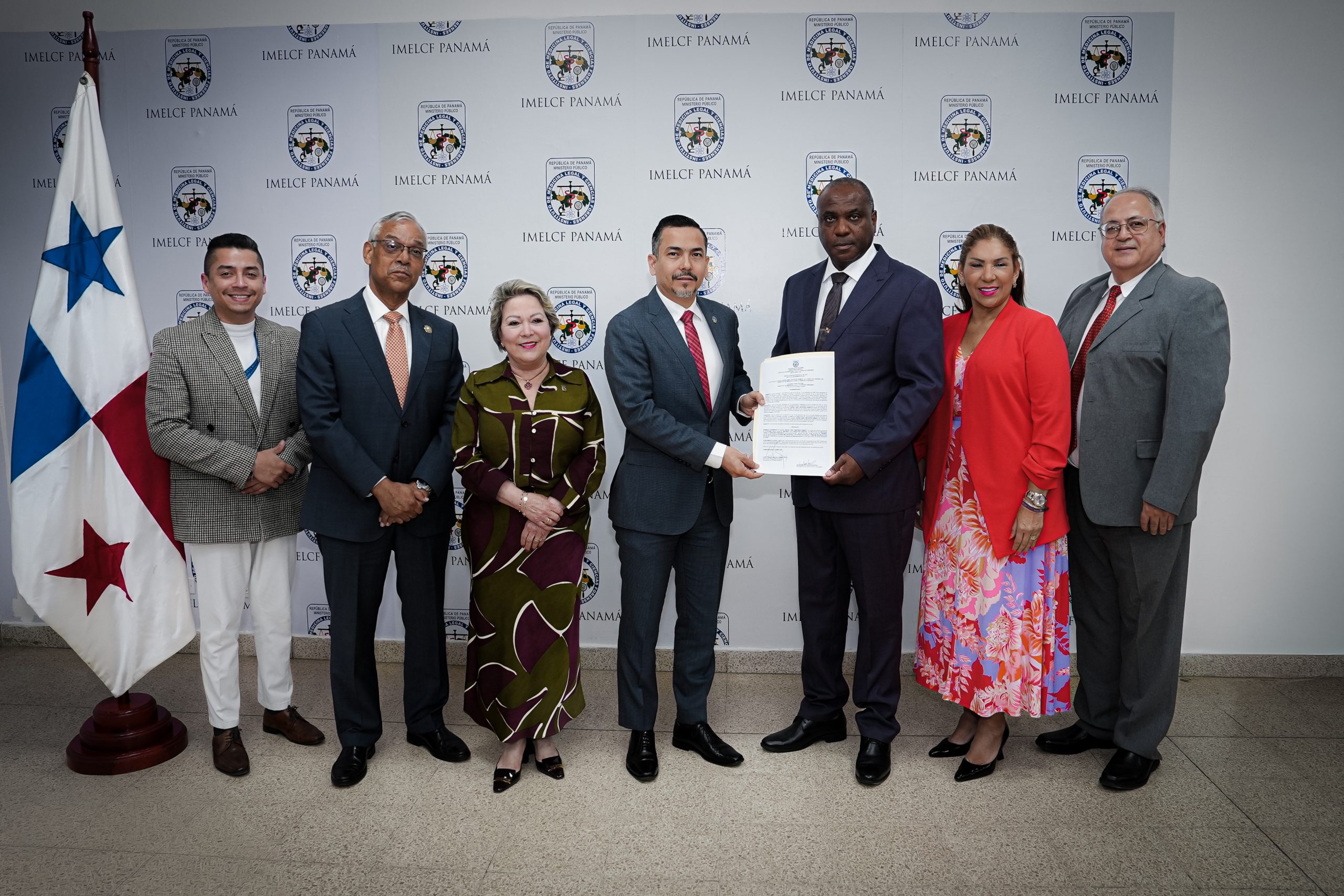 Procurador General juramenta al nuevo director del IMELCF