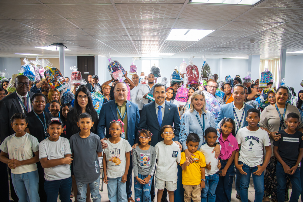 Entregan útiles escolares a funcionarios como parte del Proyecto Escolar 2026