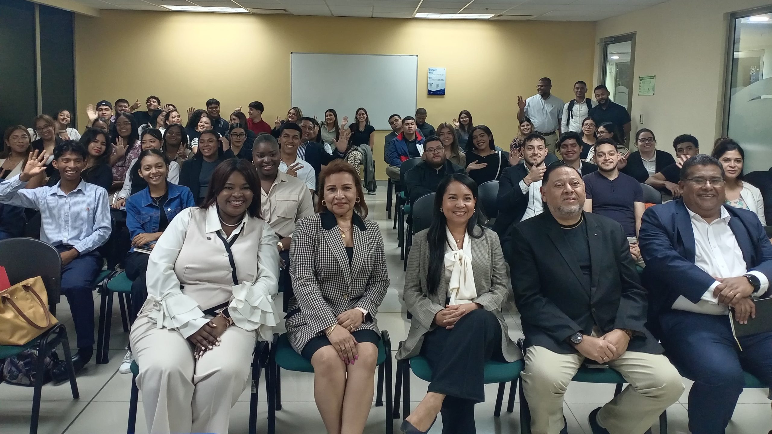Estudiantes de la UIP participan en conversatorio sobre métodos alternos de resolución de conflictos