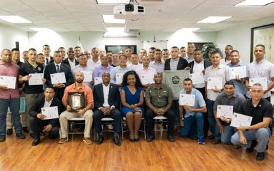 Procurador hace entrega de certificados tras culminación de curso para miembros del Departamento de Protección y Escoltas