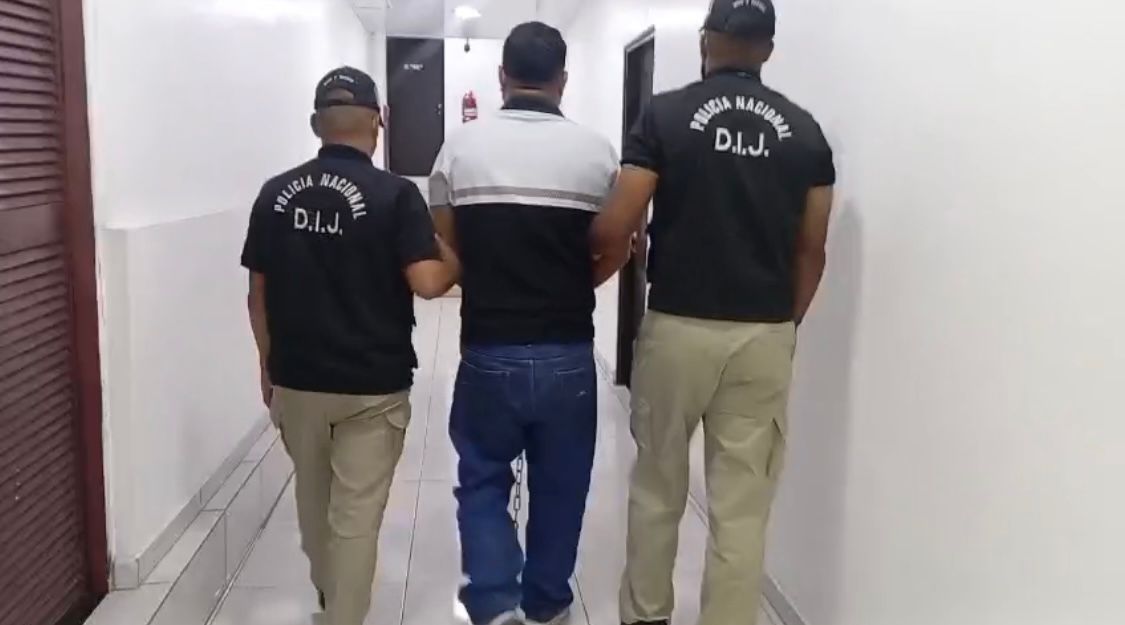 PGN aprehende a una persona por tentativa de homicidio, decomisa presunta droga y armas de fuego, mediante la operación «Justiciero»