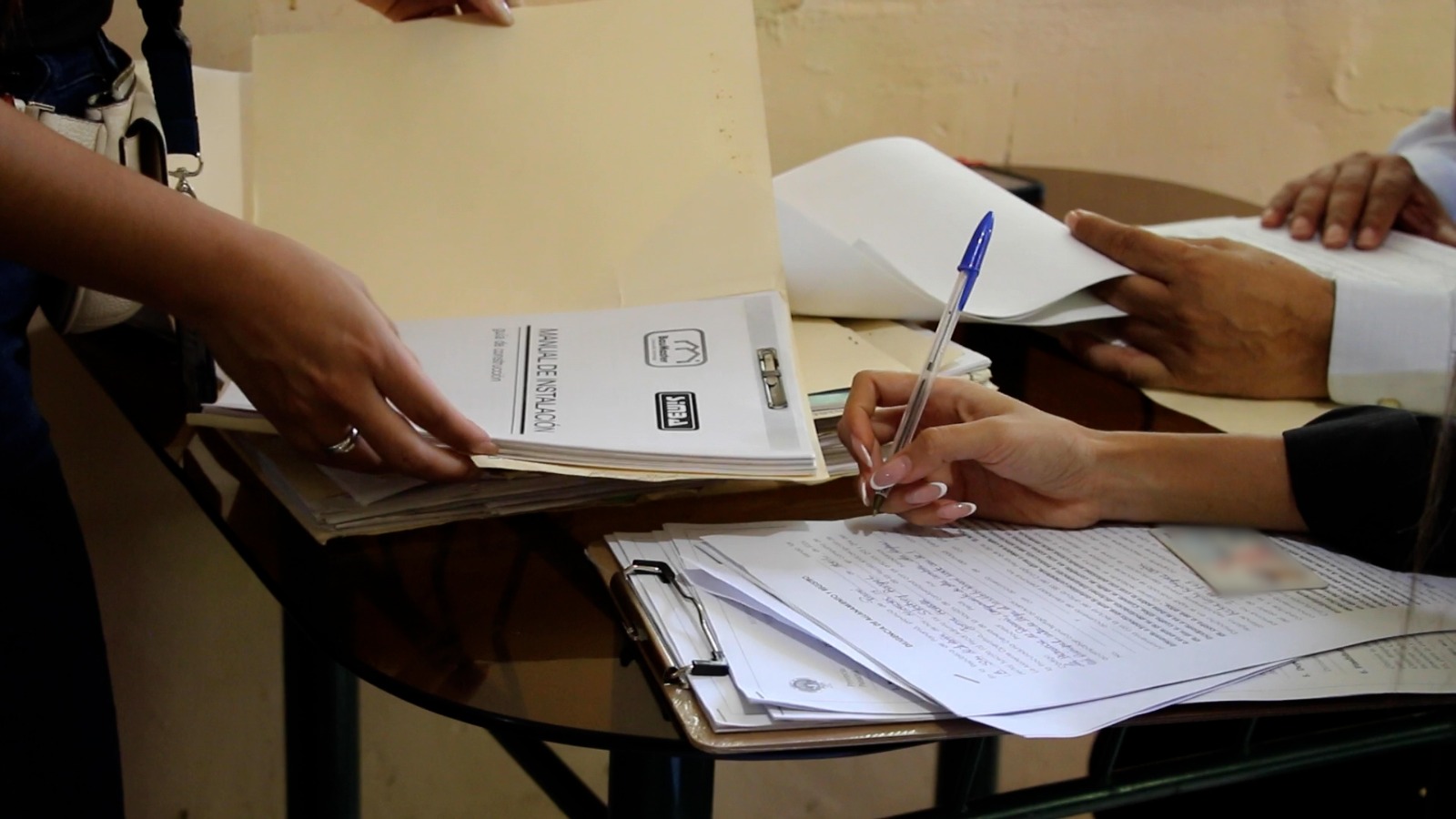 Fiscalía Anticorrupción allana residencias y aprehende a un ciudadano en investigaciones por peculado