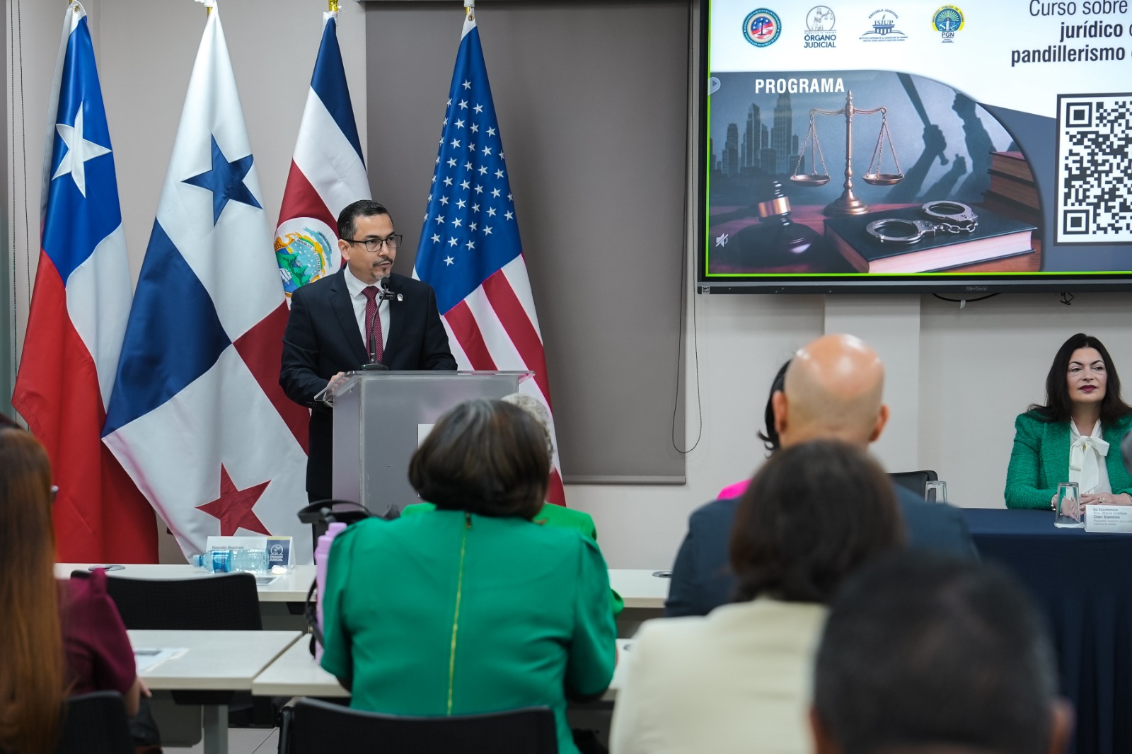 Procurador participa en reinauguración de salón de simulación de audiencias y apertura de curso