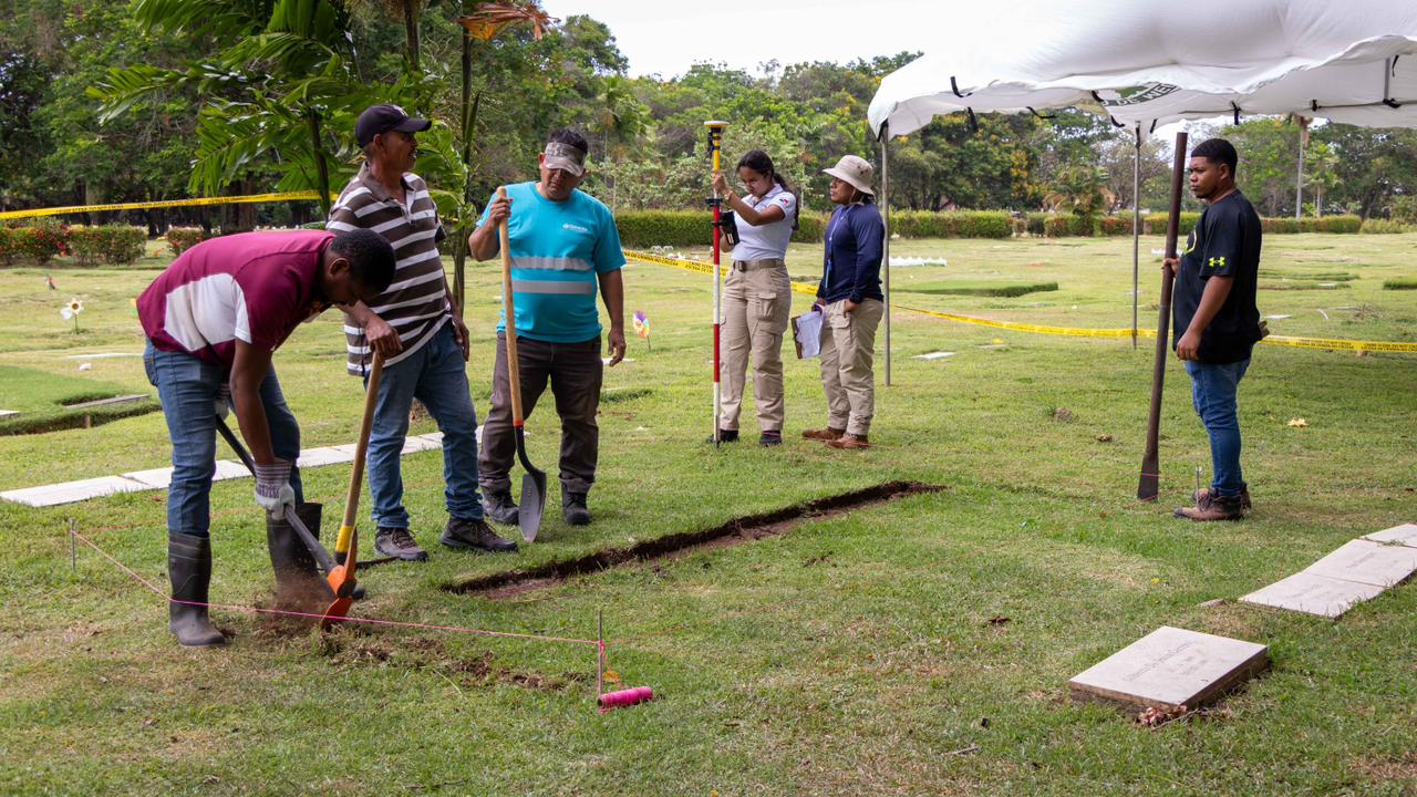 Sección de descarga de la PGN participa en diligencia de exhumación de víctimas de la invasión