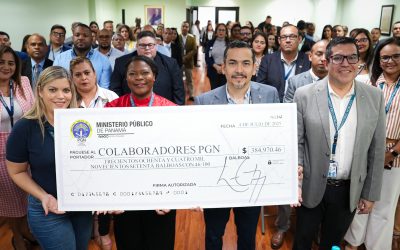 El Procurador General de la Nación entrega cheques a funcionarios de la institución