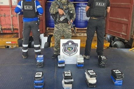 Fiscalía de Drogas incauta presunta sustancia ilícita dentro de un contenedor en el Pacífico