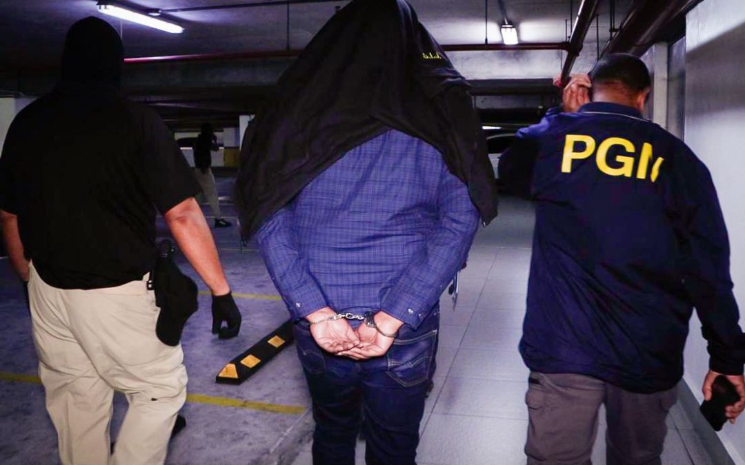 Fiscalía aprehende a dos exfuncionarios y dos particulares por corrupción y otros delitos